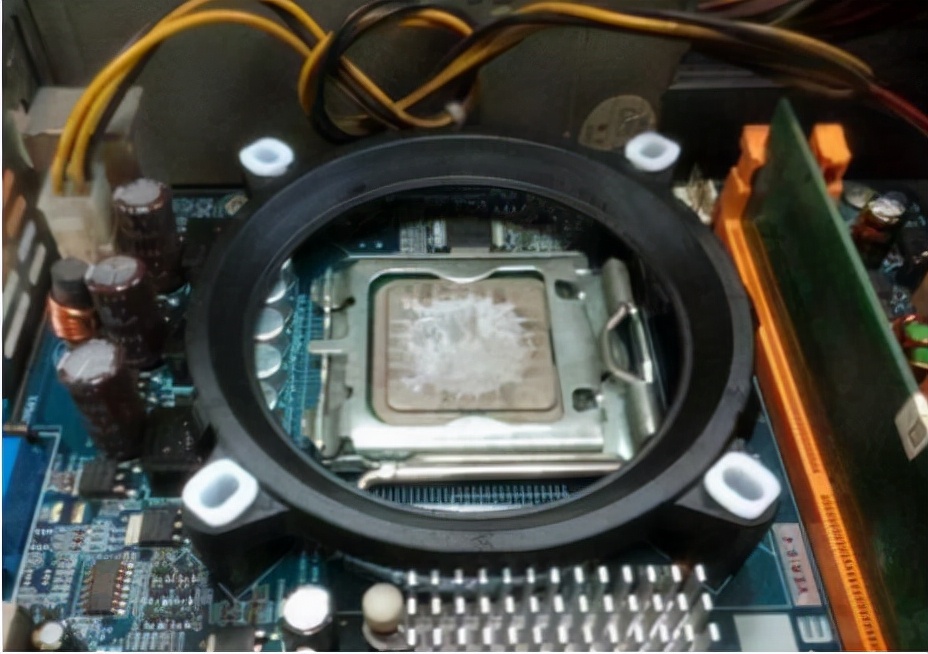 电脑开机黑屏风扇不断启停,电脑开机风扇一直启停