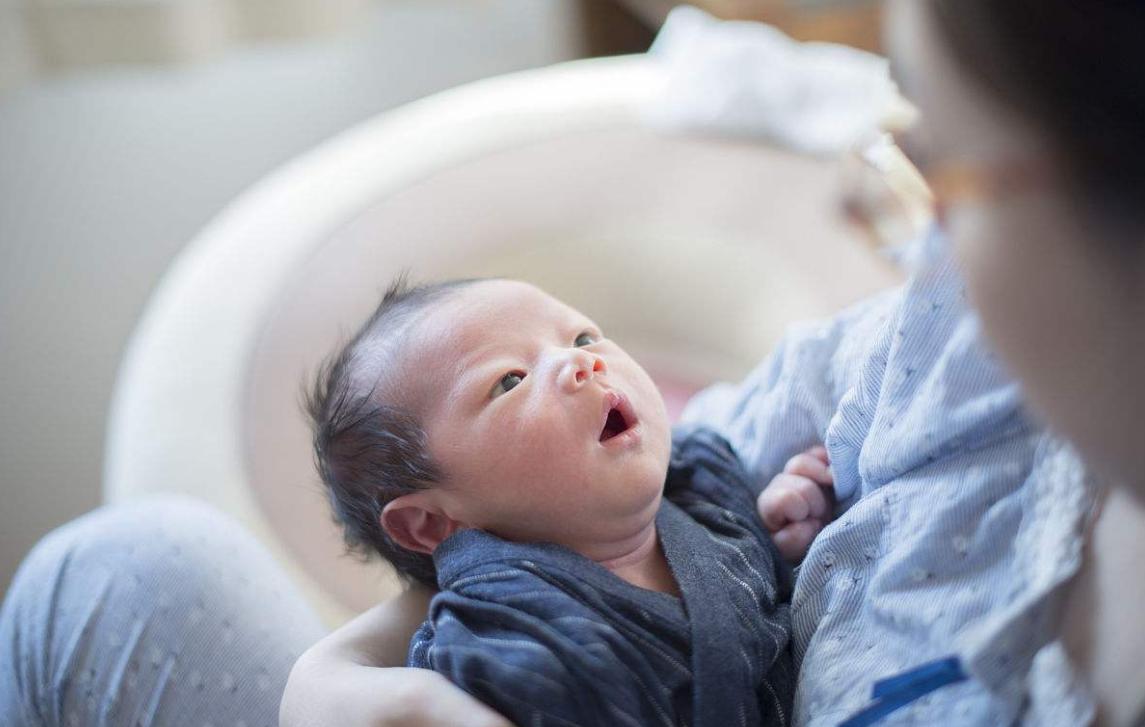 满月宝宝哭一个多小时会出问题吗,孩子满月为什么哭闹