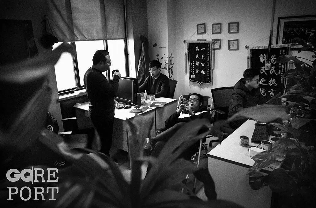 1818黄金眼毒舌记者,1818黄金眼的记者是怎么采访的