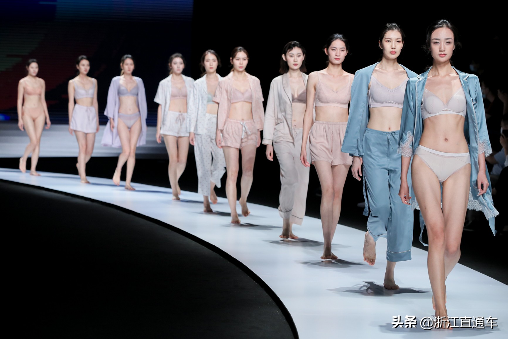 杭州针博会直播现场,杭州内衣袜子展直播