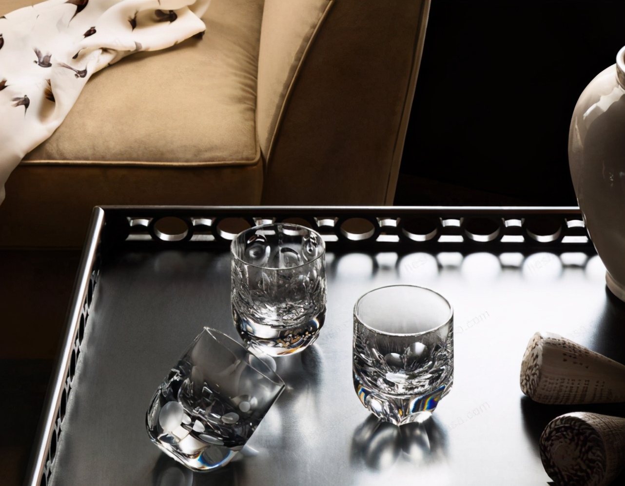 把玻璃烧成艺术品,将玻璃经过高温融化再做成工艺品