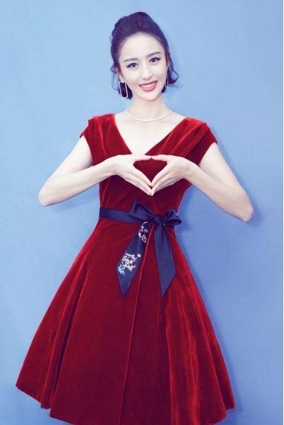 皮肤黑的女神们，一般都用这5个搭配窍门，皮肤透亮气质优雅