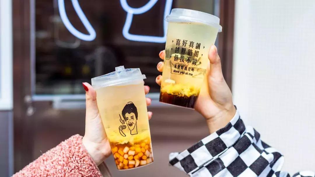 火爆台湾的“丑丑奶茶”首现厦门，拿着5分钟竟被搭讪10次……