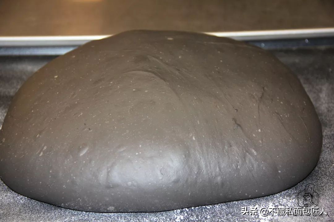 意大利墨鱼汁面包,金枪鱼墨鱼汁面包