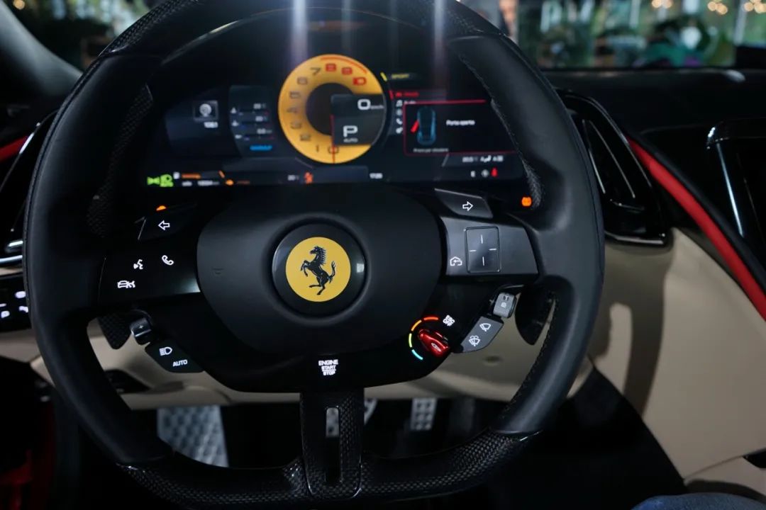 法拉利roma白外黑内,法拉利roma白色硬顶