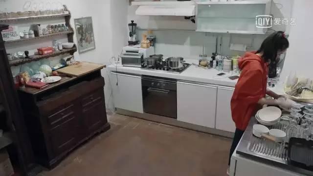 “人精”欧阳娜娜暗讽美合专睡男明星？扒完她的好友圈发现她极度