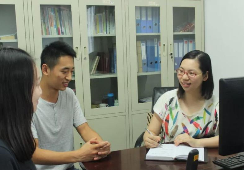 大学辅导员工资单曝光，看到真实收入后，网友直呼羡慕极了