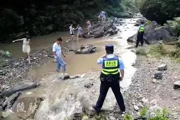 6名游客无视警告“野泳”犯险，救援费该谁买单？