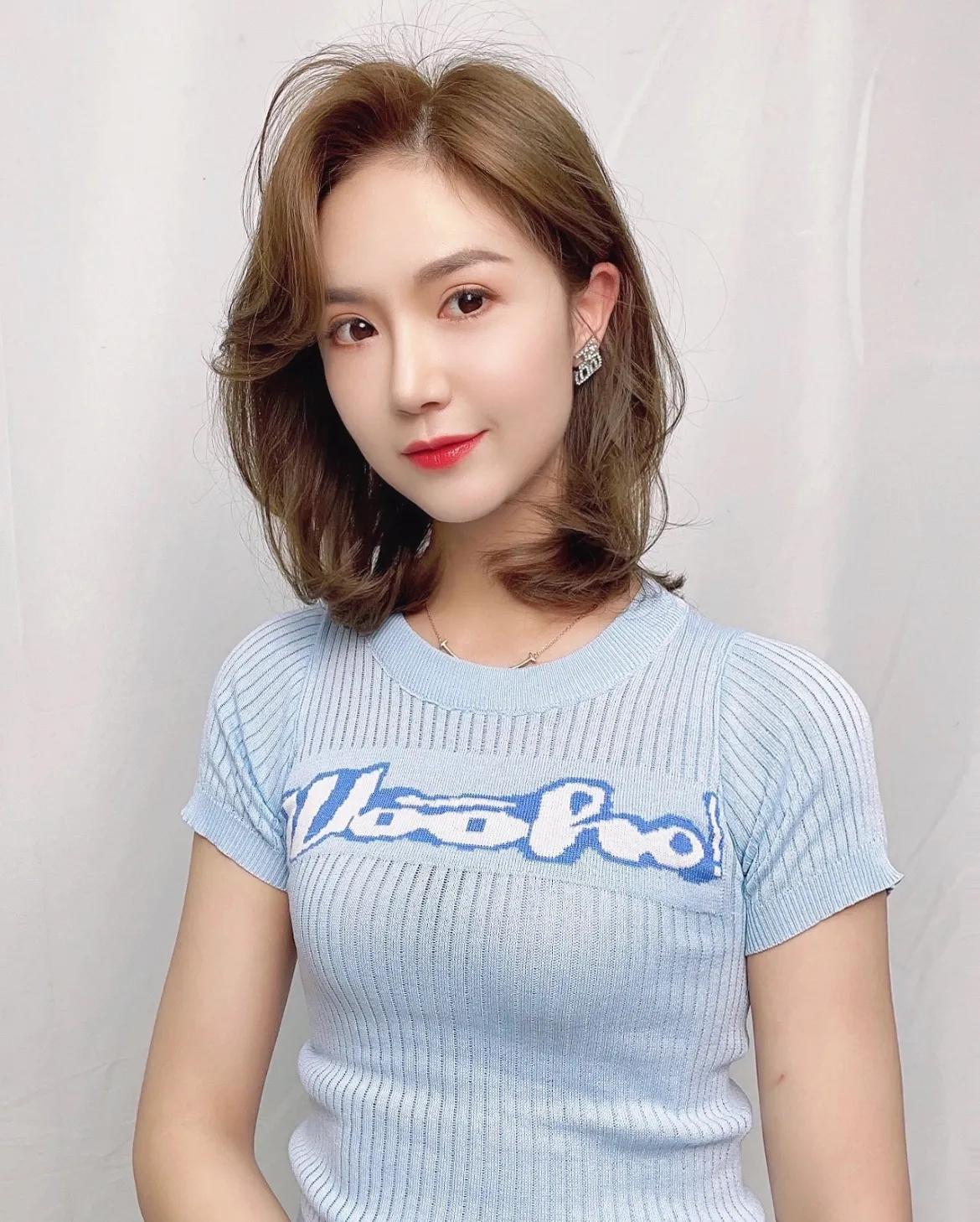 适合小脸的烫发中短发夏季,这个季节最流行的短烫发