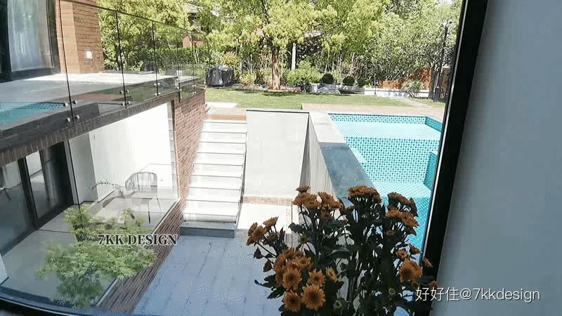 海边联排别墅小院实景现代轻奢,独栋带院子的小别墅年代感