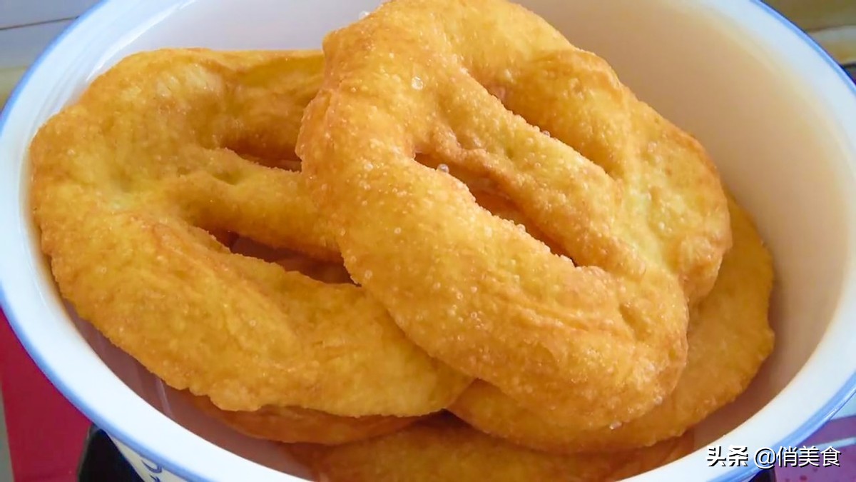 油饼这样做又软又蓬松,和面的比例很关键,放半个月都不会硬