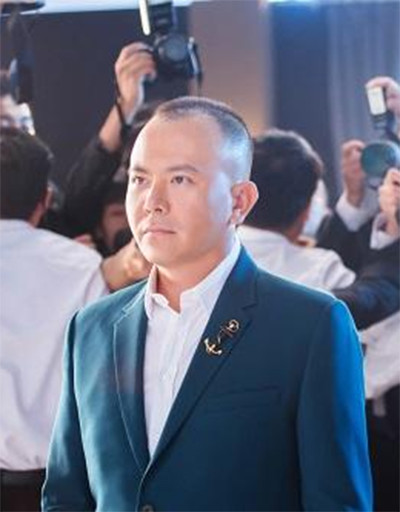 王珂做生意疑亏12亿，再加上父亲去世，刘涛深夜发博引人心疼