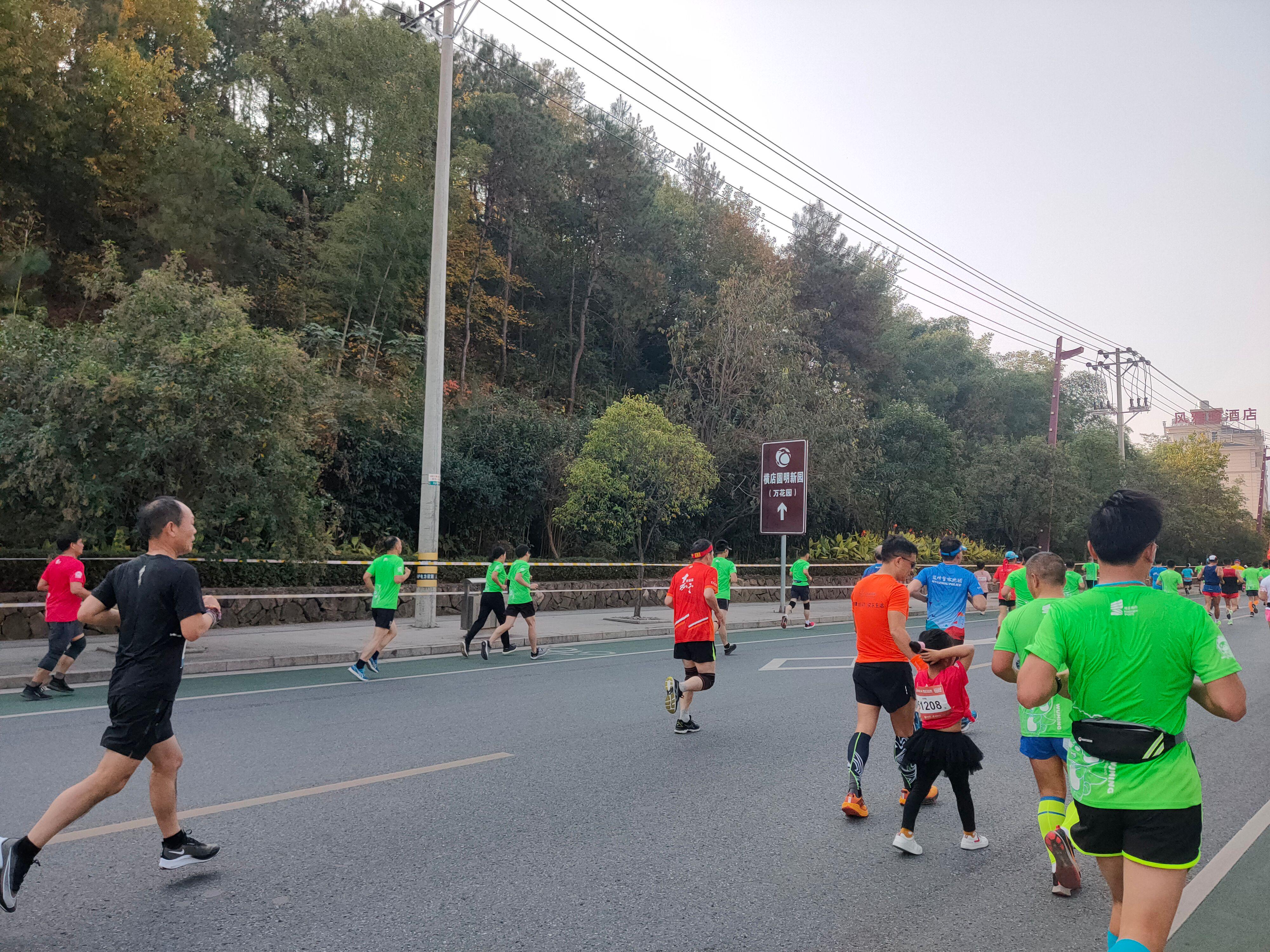 首个全马2022年超燃视频,横店马拉松2023全马颁奖直播