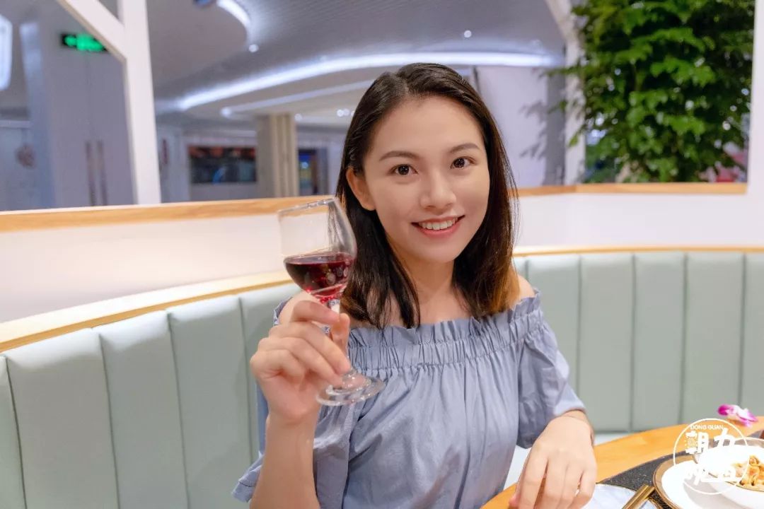 东莞首家火锅+烤肉一体涮就在万江家汇城，几百人排队等着吃