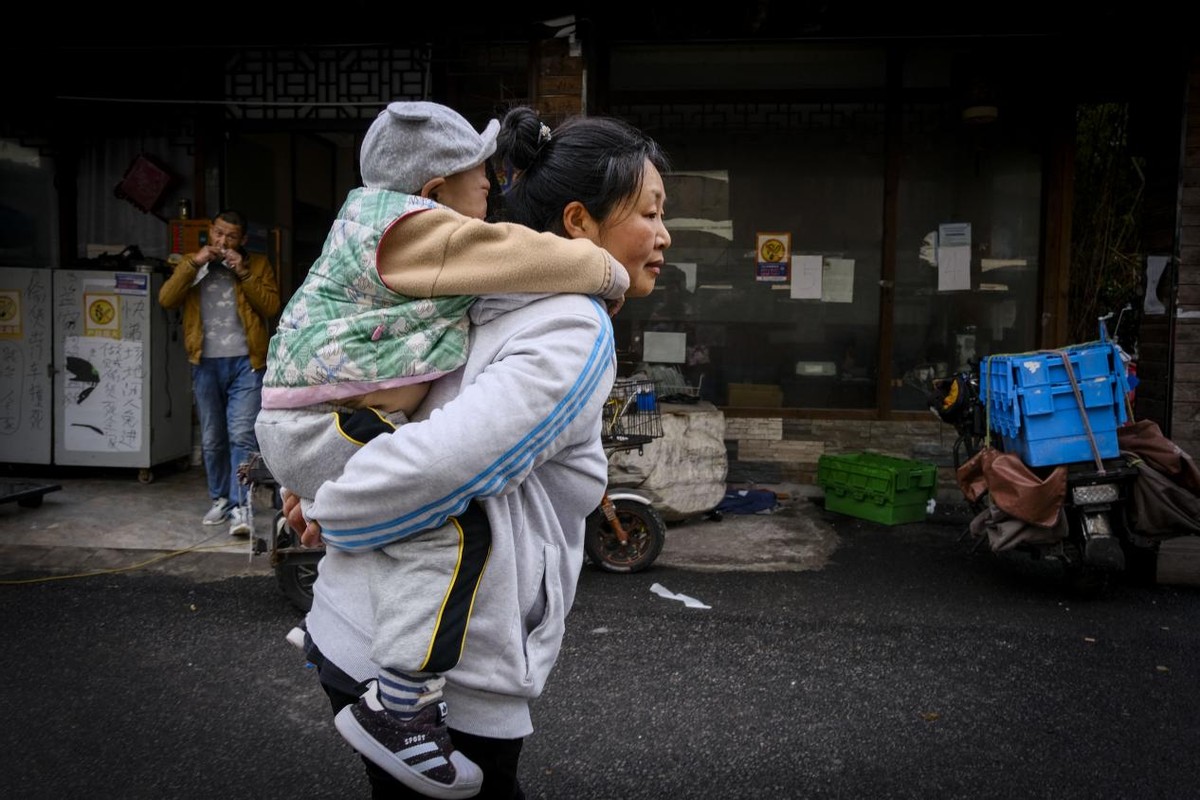 刚出生的小孩要换肝是什么病,小孩出生一星期眼睛黄