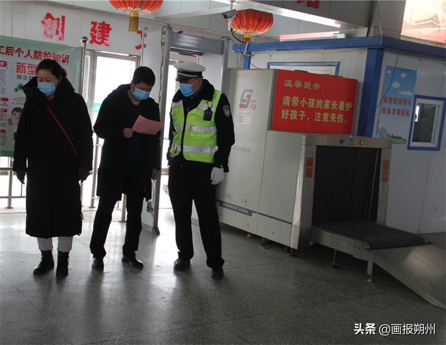 交警深入客运站开展安全宣传知识 (交警客运企业交通安全宣传)