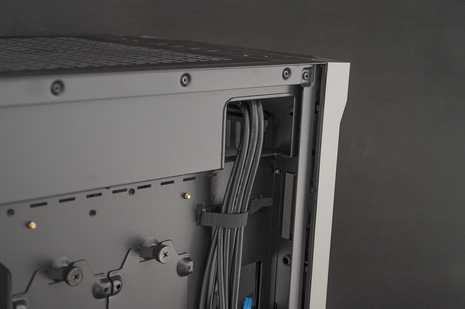 装了这个灯，我就是这条街最靓的仔，玩转全塔RGB主机