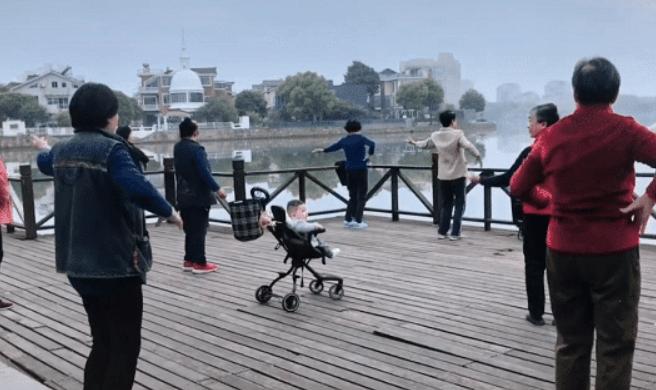 萌娃被奶奶带进“3D环绕”,内心:好家伙,给我整进盘丝洞了?