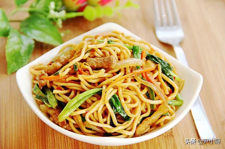 5星饭店大厨教你炒面做法，步骤简单，面条不起坨不粘，劲道好吃