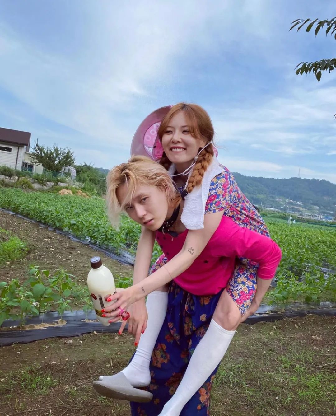 泫雅大秀身材,泫雅甜酷情侣写真