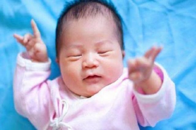 宝宝爱打脸是什么心理,宝宝为什么老是打自己的脸