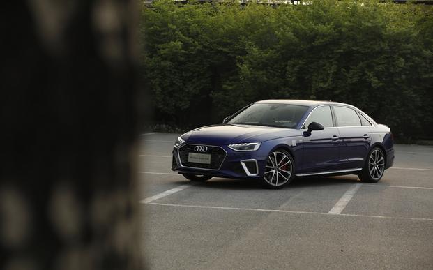 豪华动感奥迪a4l,奔驰c260和奥迪a4l试驾对比