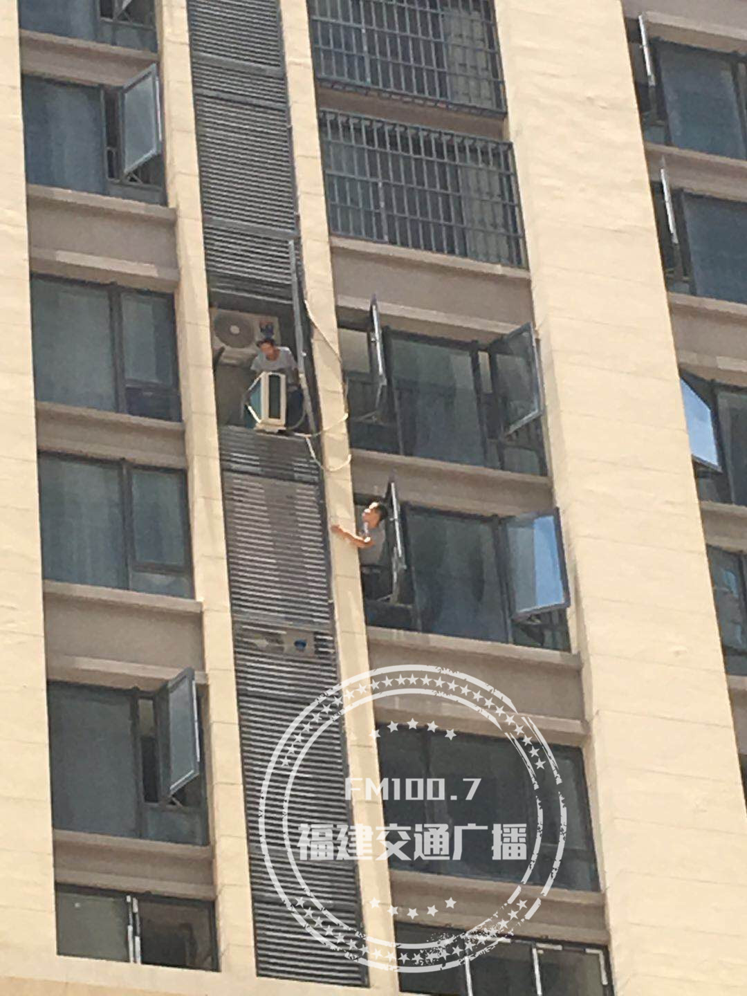 违规安装空调外机影响邻居怎么办,邻居私自拆我家空调外机怎样维权