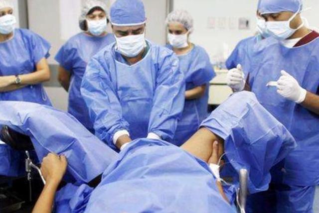 生娃结束,男医生突然把手伸进产道,得知原因后产妇感激不尽
