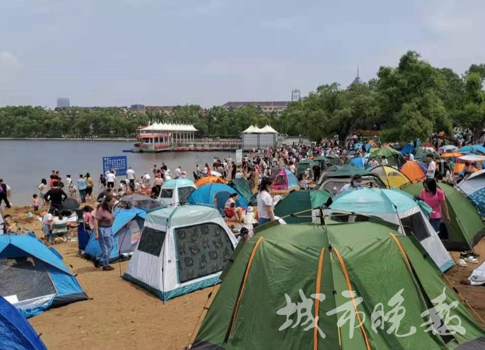 孩子们玩嗨水上乐园,南湖湿地公园儿童玩沙