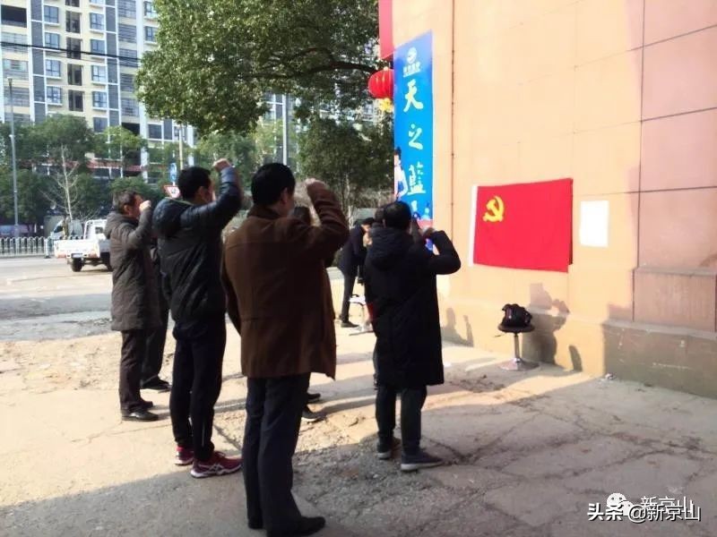 守岗尽责显担当工作防疫两不误,春节坚守岗位防疫卫士彰显担当