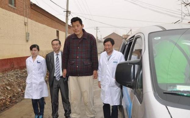 他曾是姚明队友，因伤瘫痪靠70岁老母亲照顾，母子二人靠白菜度日