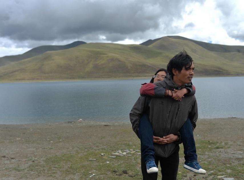 小伙身揣200带绝症女友旅游,揣着200块带着绝症女友旅行