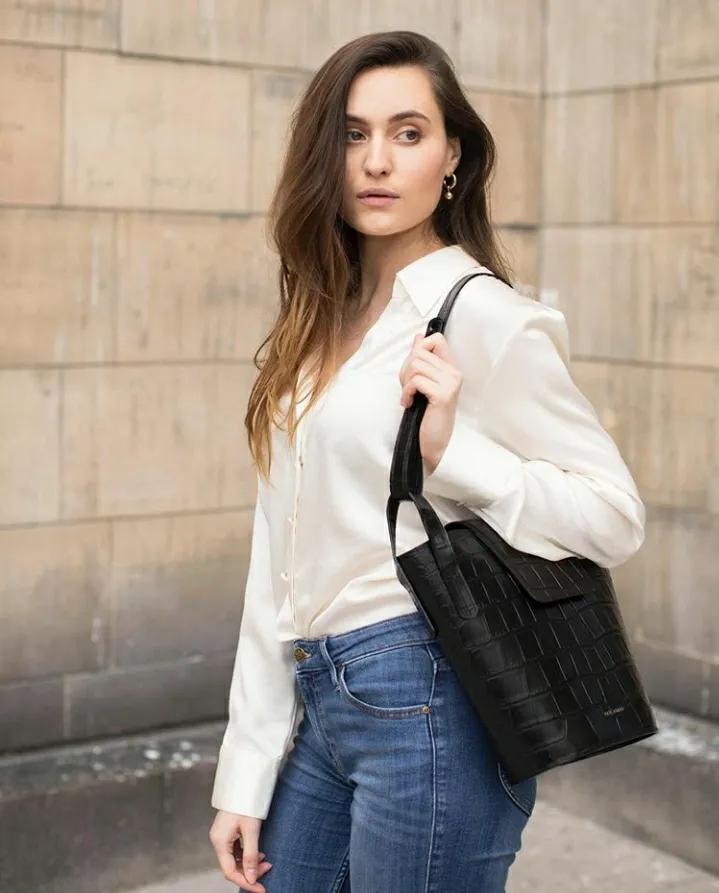 T恤穿腻了?想要时髦又遮肉,春夏白衬衫应该这么洗和这样穿