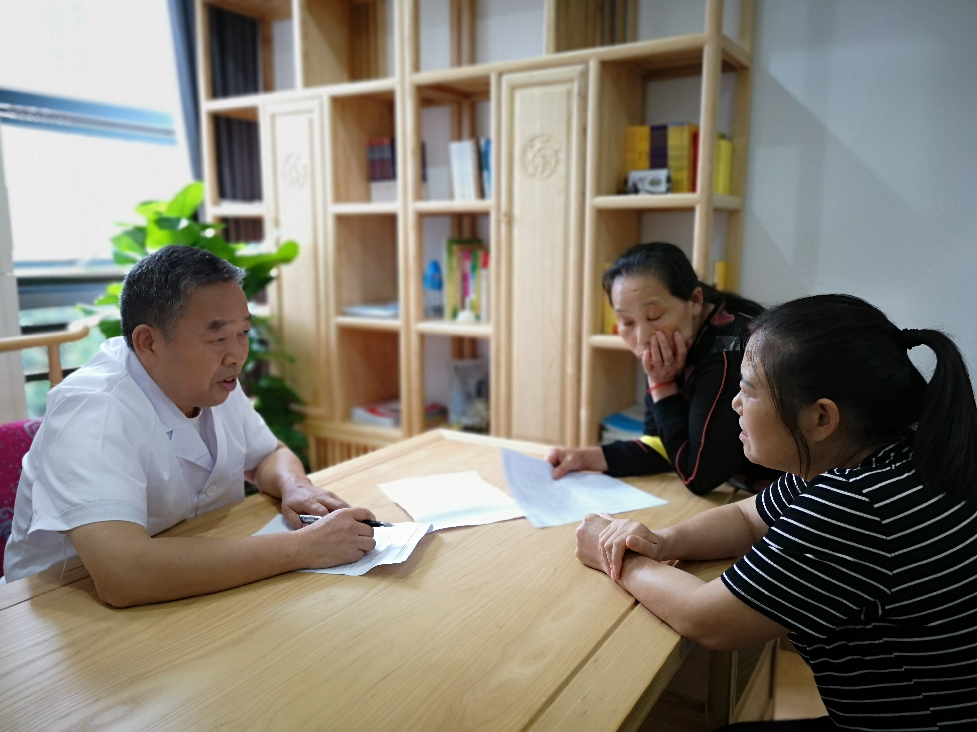 早上洗的脸下午就油了怎么办,早上洗过脸后皮肤有皮屑