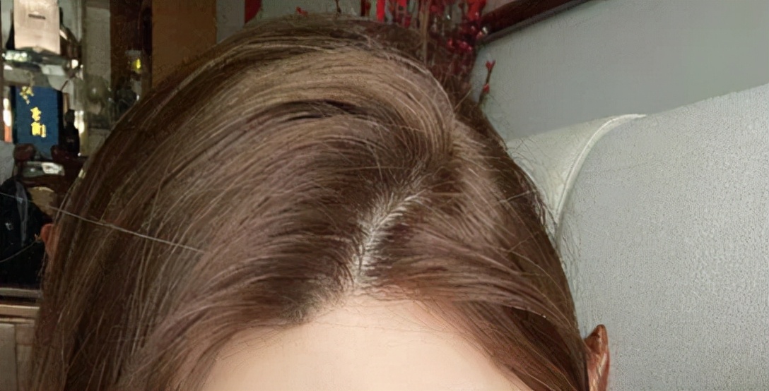 让头发蓬松的喷雾,用发卡让头发蓬松