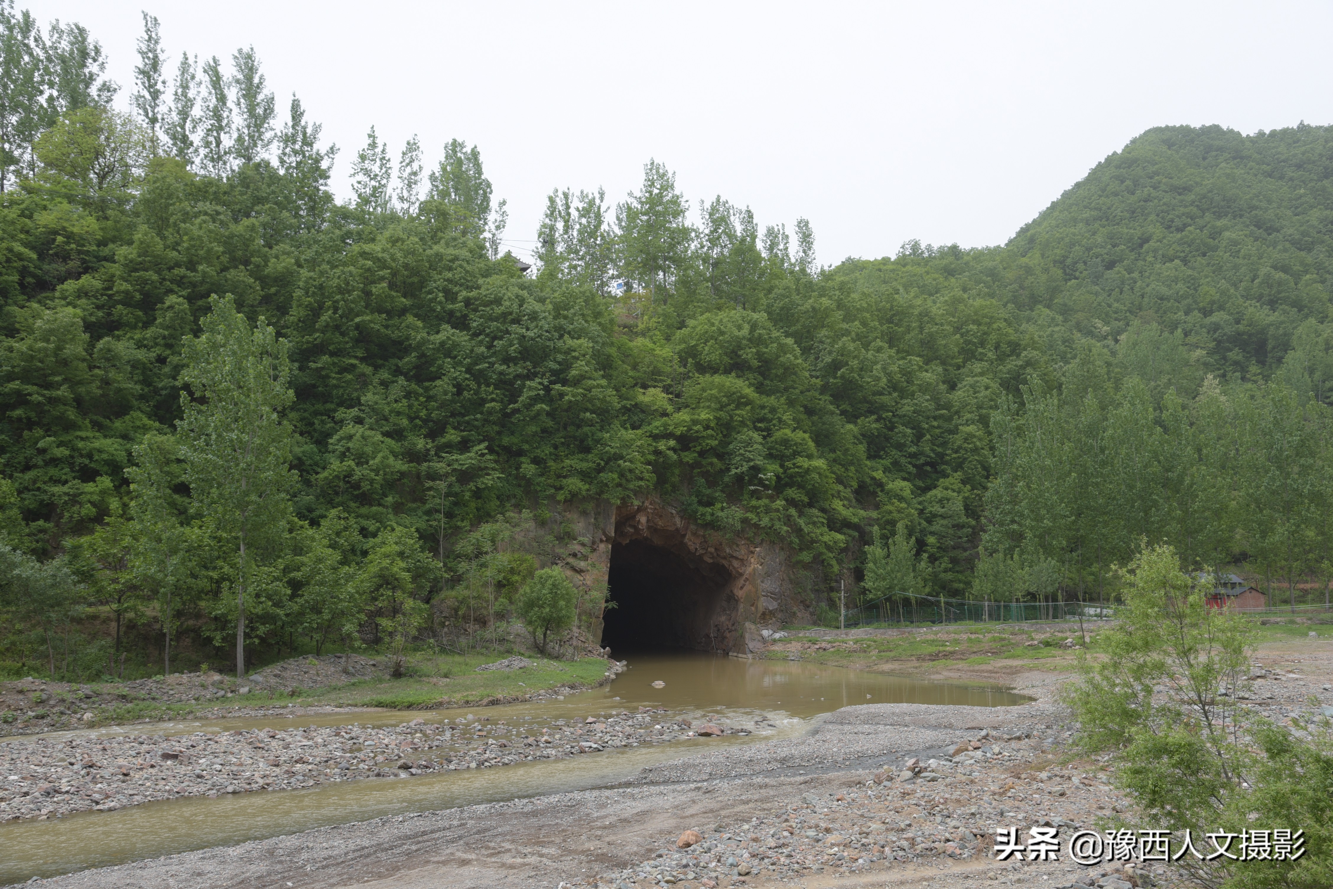 悬崖峭壁上现神秘山洞,大山山顶发现巨大深洞