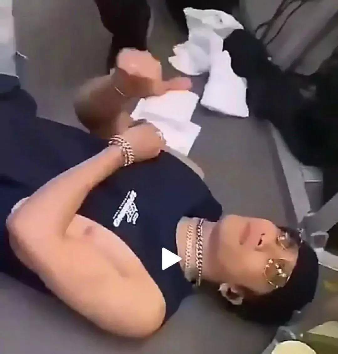 王嘉尔舞台照片,王嘉尔摔下集锦