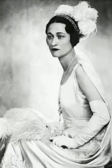 辛普森夫人最后回到王室了么,辛普森两任妻子