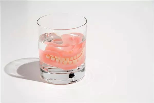 如果做不了种植牙，只能佩戴活动假牙，你也应该做好这几件事