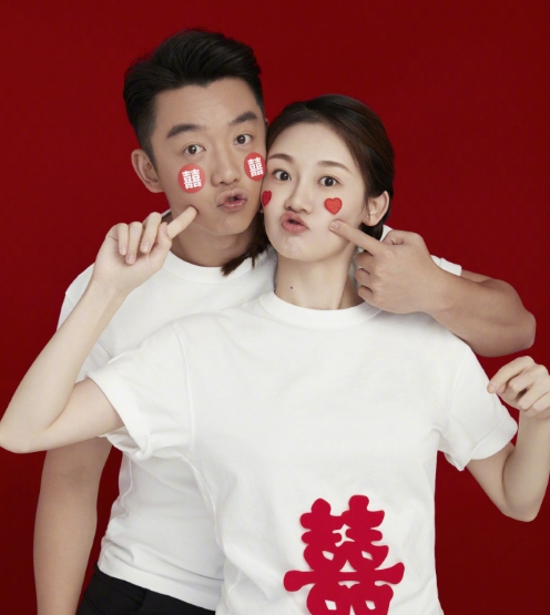 郑恺晒新跑男团合影照片,跑男团集体为郑恺庆生