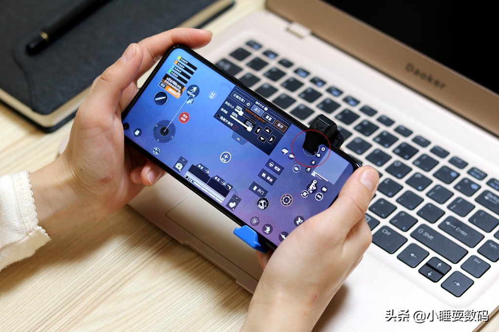 吃鸡手游怎么玩四指操作,吃鸡手机身法最好的五指操作