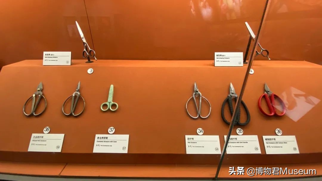 物开一刃为“刀”，两面*刃开**为“剑”，双刀相交为“剪”