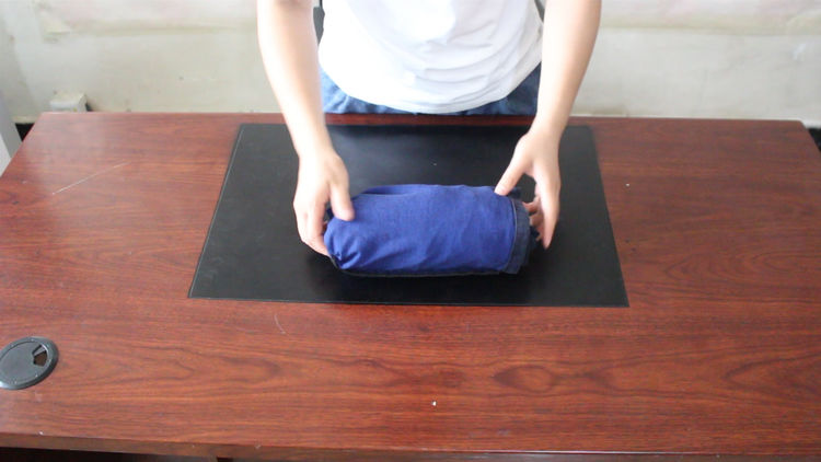 叠牛仔裤的简单叠法,叠短牛仔裤小技巧