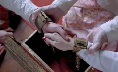 丈夫用锁链“囚”出轨妻与侄的故事，撕开了爱情与婚姻的底色