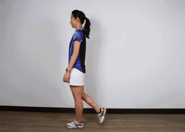 羽毛球赛前热身四点,打羽毛球前的热身动作