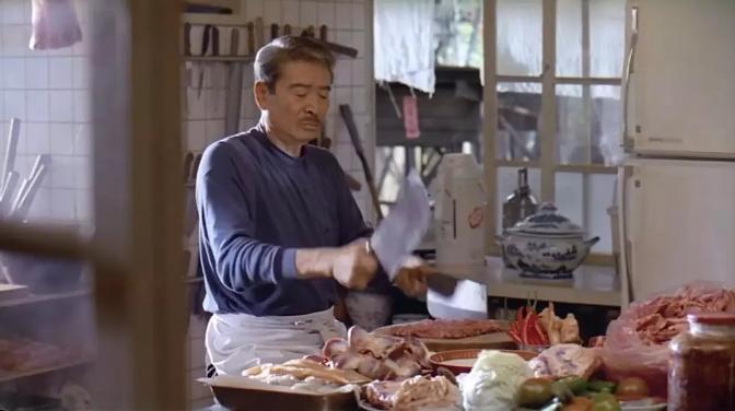 再看《饮食男女》，那些沉默又孤独的中国父亲，正在被时代所打败