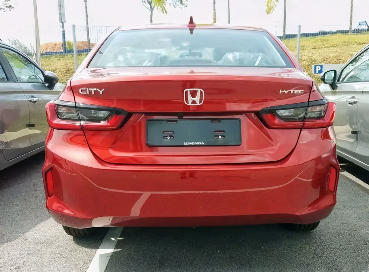 本田锋范和雅阁哪个好,本田锋范和雅阁哪个性价比高