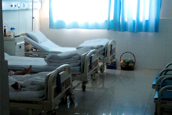 年轻人髋关节骨折应该怎样治疗,髋关节骨折保守治疗死亡率