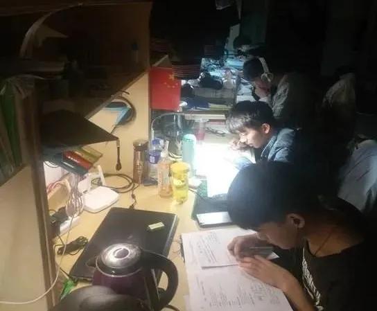 无锡一高校宿舍,成都一大学寝室6名男生上名校