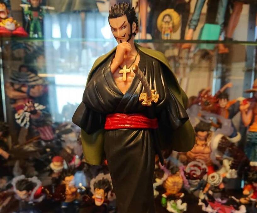 索隆对战鹰眼手办,索隆鹰眼山治路飞手办